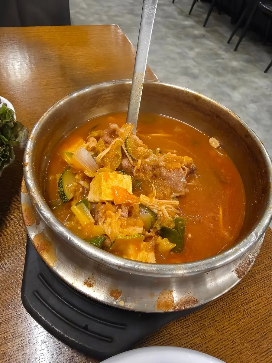 Doenjang stew with thinly sliced beef brisket