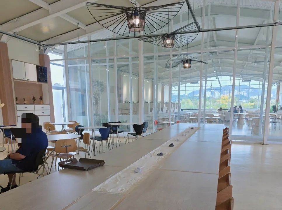 Moonbird's group tables and seating arrangement
