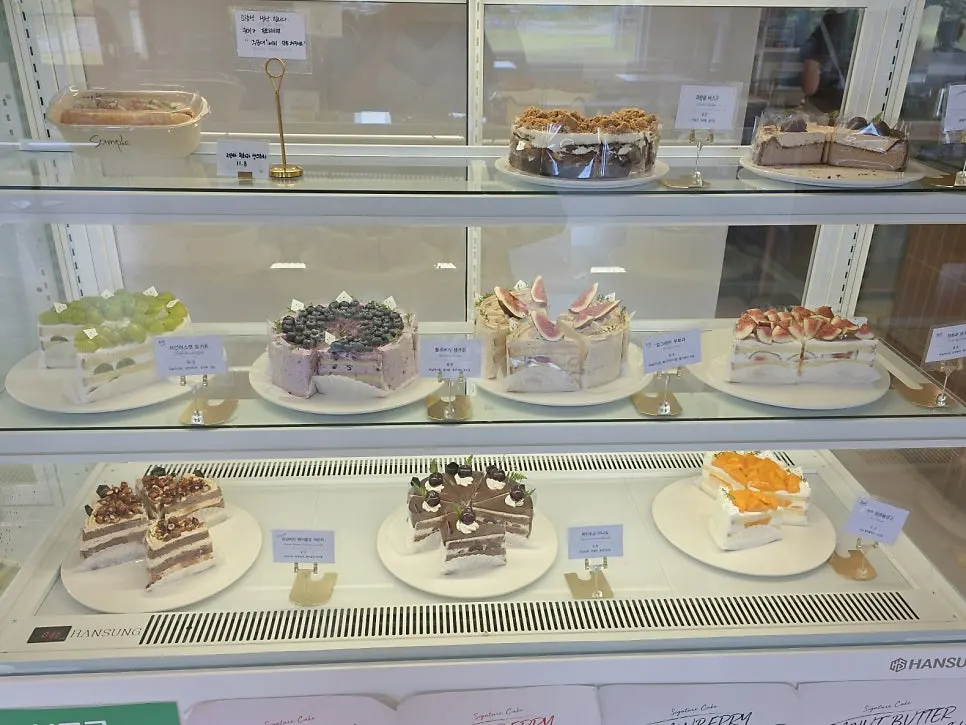 Moonbird's slice cake showcase