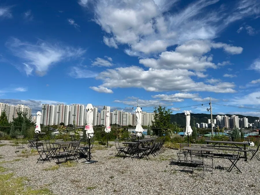 Terraza exterior de Moonbird con vistas al pueblo de Yangju