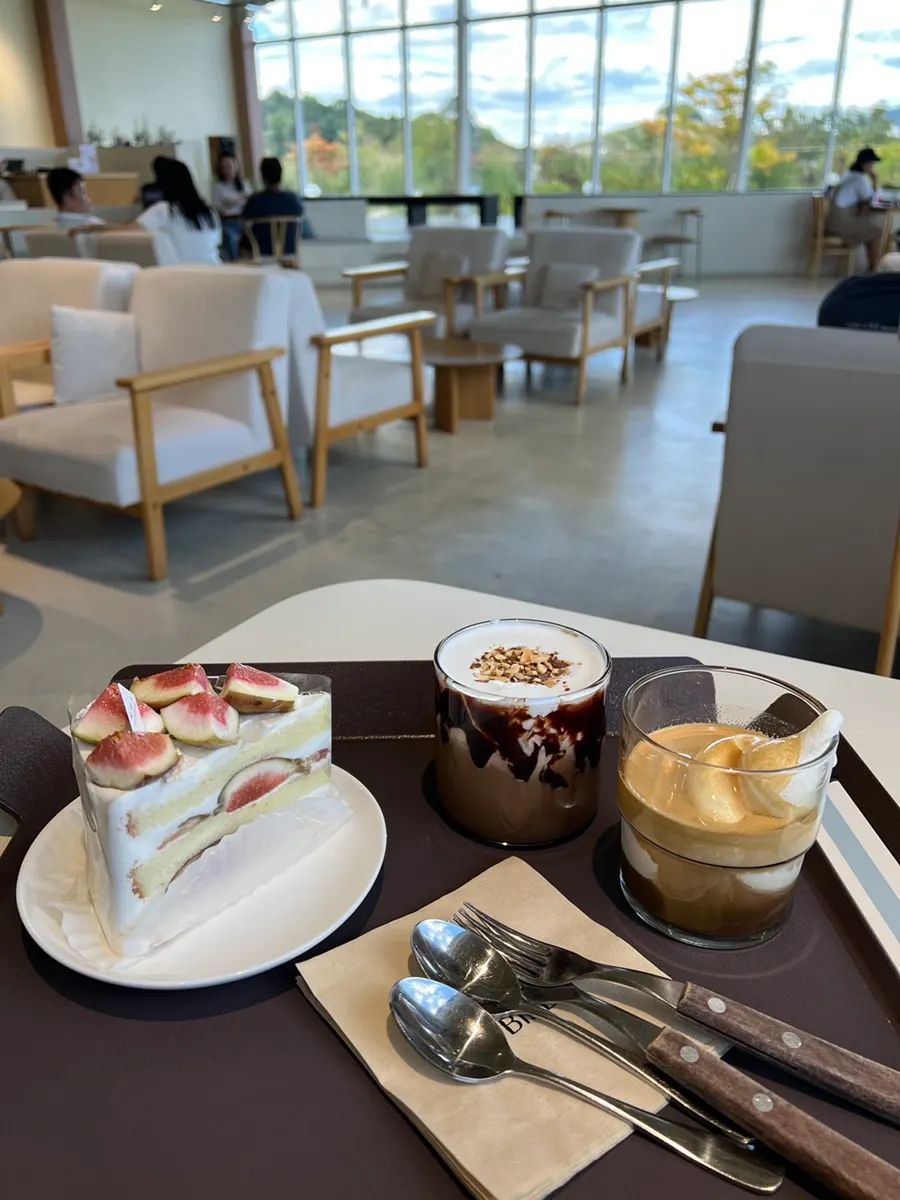 Mesa con la tarta de crema fresca con higo y café de Moonbird