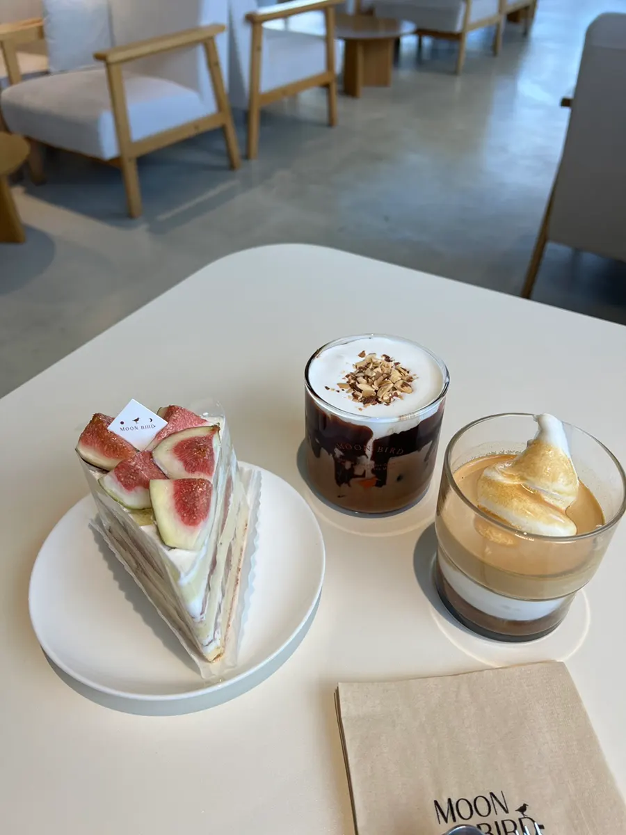 Porción de tarta de crema fresca cargada de higo