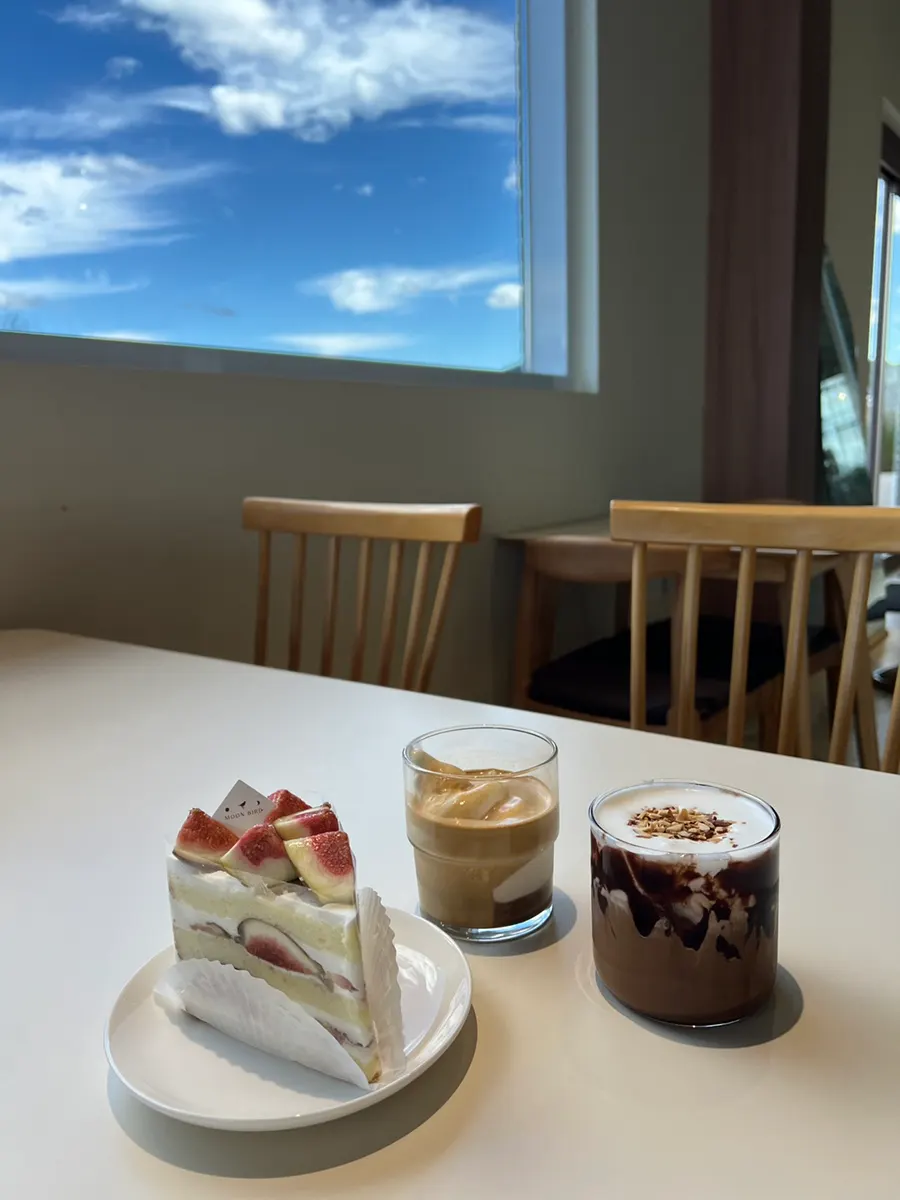 Tarta de Moonbird junto al paisaje visto a través del ventanal