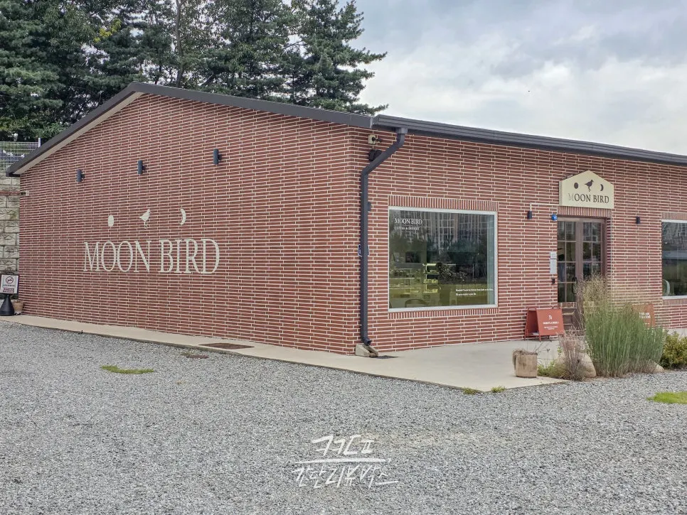 A photo introducing a visit to Moonbird, a large café in Yangju
