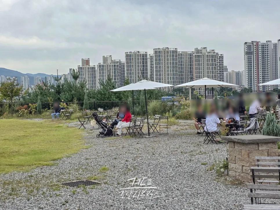 The terrace space in front of Moonbird's lawn