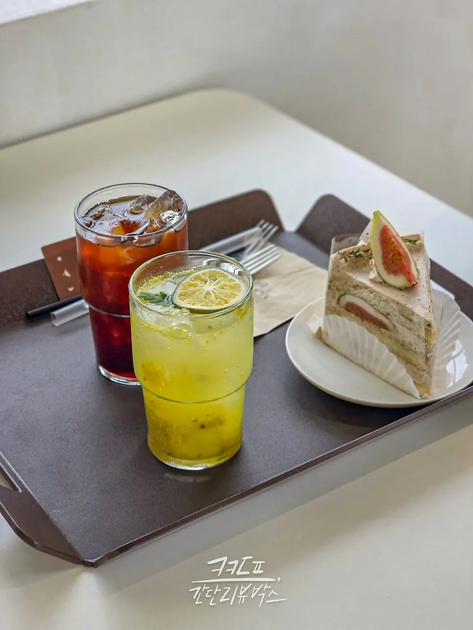The drinks and fig cream cake ordered at Moonbird