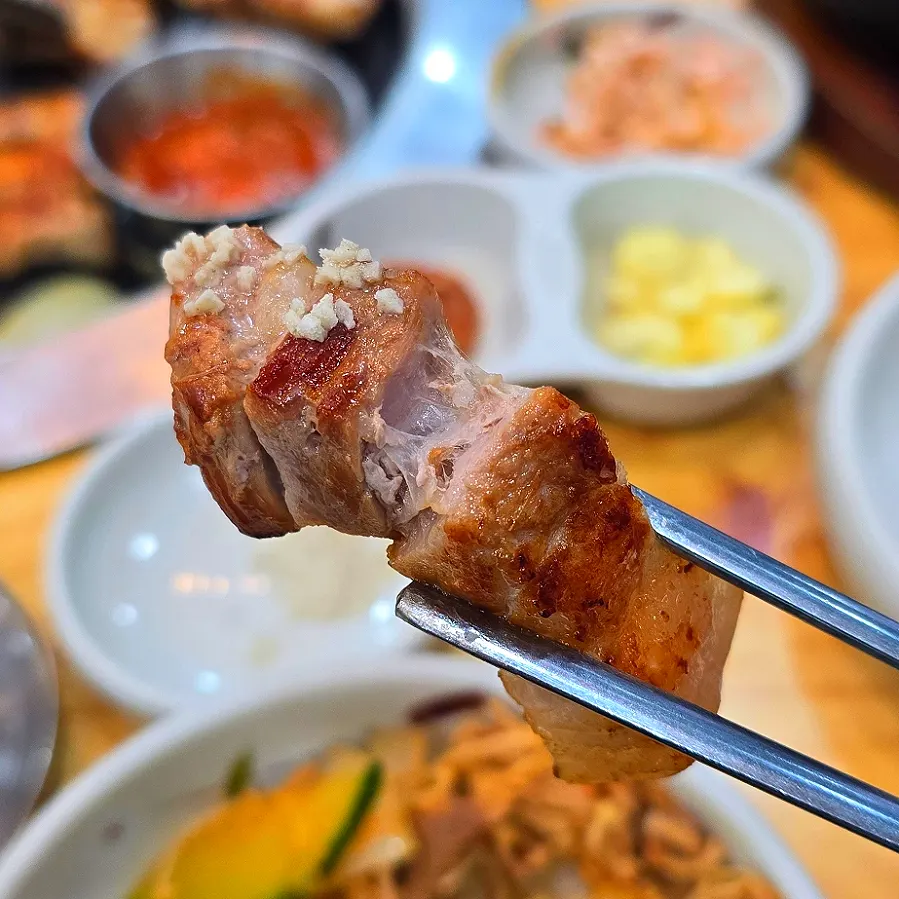 Aged pork belly grilled by staff on the pan