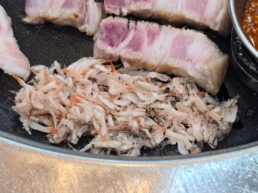 Meat combination topped with wasabi and pickled chili peppers