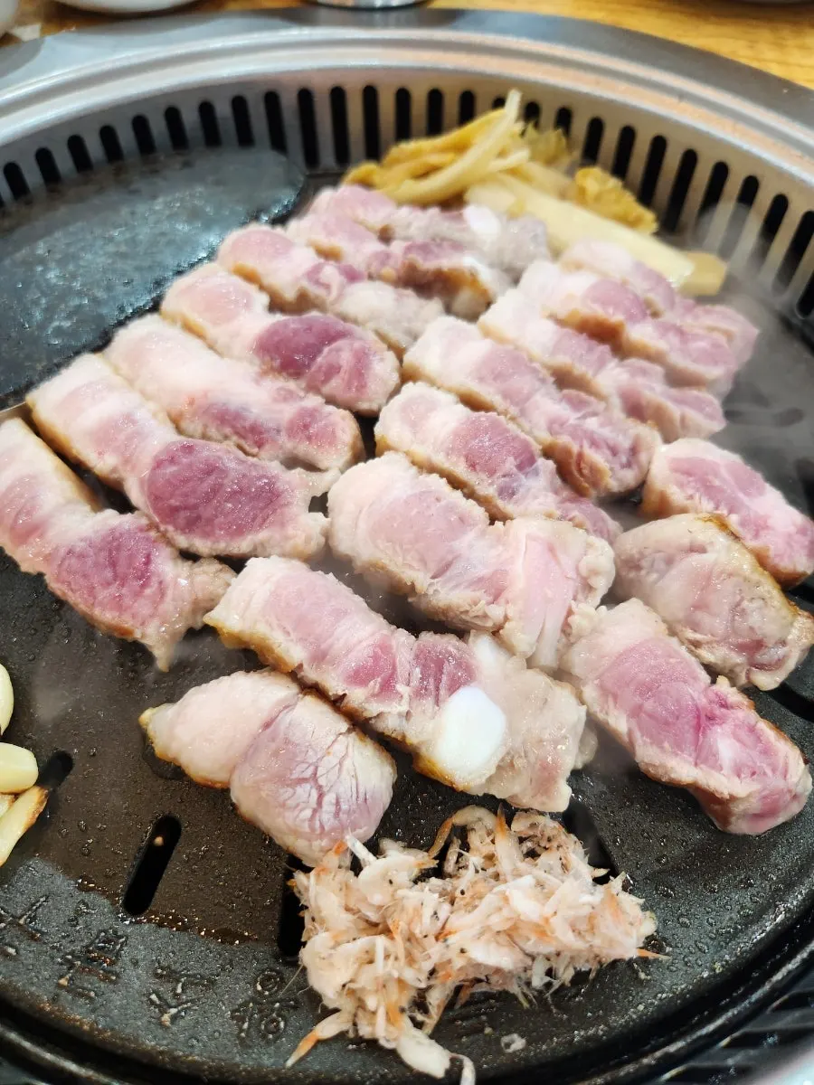 불판 위에서 구워지는 숙성 삼겹살