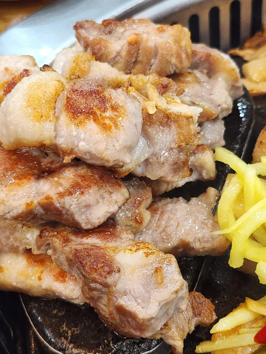 겉바속촉하게 구워진 삼겹살 한 점