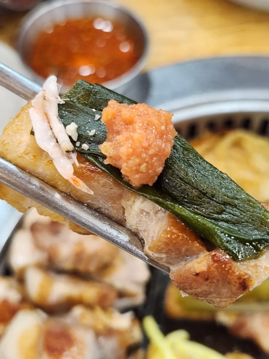 노릇하게 구워진 삼겹살 클로즈업