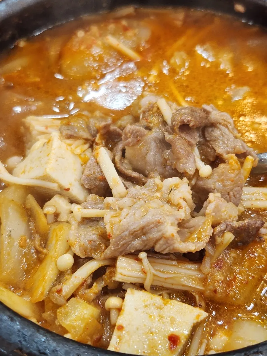 삼겹살과 함께 차려진 된장찌개 상차림