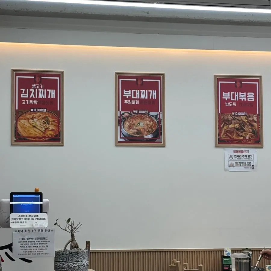 테이블 간격이 여유로운 홀 전경