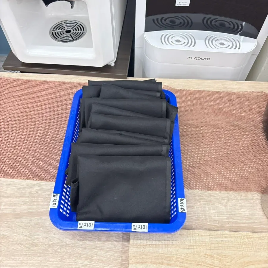 셀프바 옆 밥솥과 앞치마