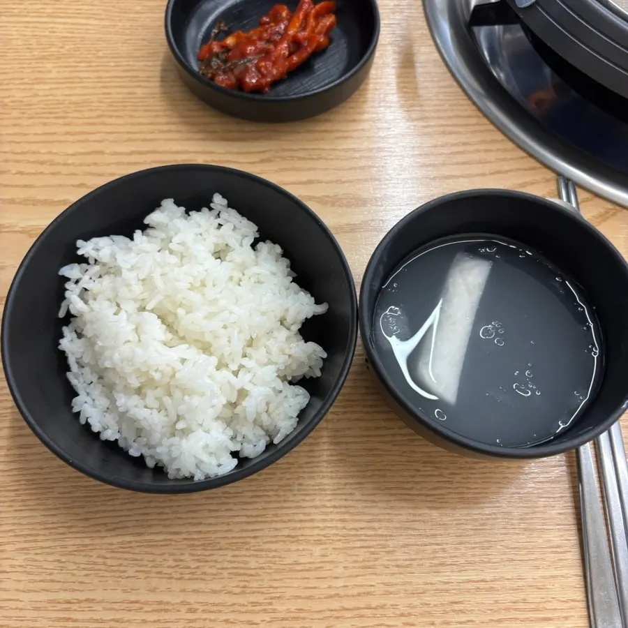살얼음 뜬 동치미국과 대접에 담긴 밥