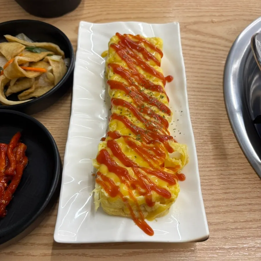 케첩과 머스타드를 올린 두툼한 계란말이
