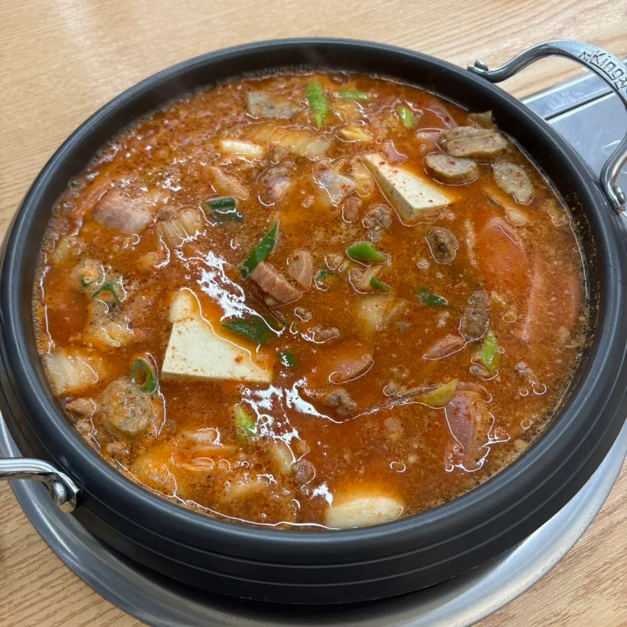 햄과 소시지, 두부, 당면이 담긴 부대찌개 냄비