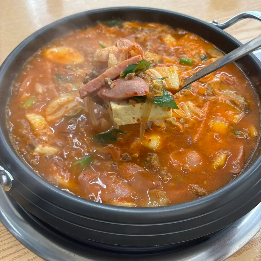보글보글 끓어오르는 부대찌개 국물