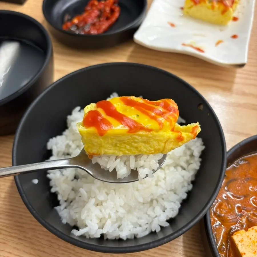 밥과 계란말이, 부대찌개를 함께 놓은 상