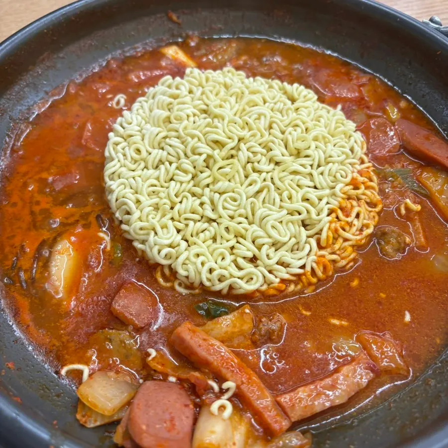 건더기를 건져 먹은 부대찌개 냄비