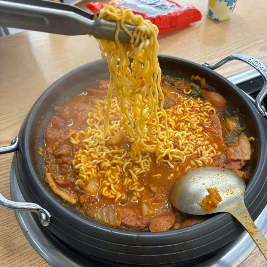 육수를 리필해 라면사리를 끓이는 냄비