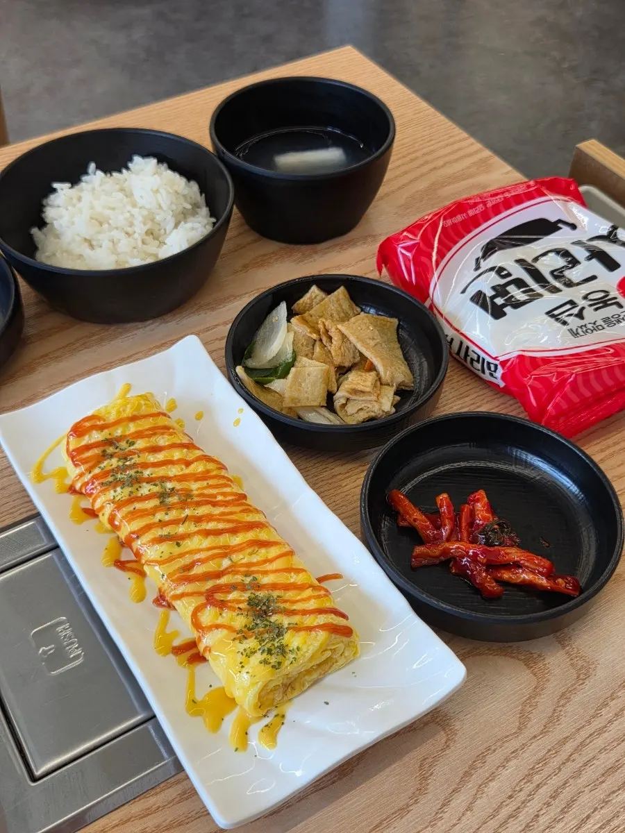 기본 반찬과 계란말이가 차려진 상차림