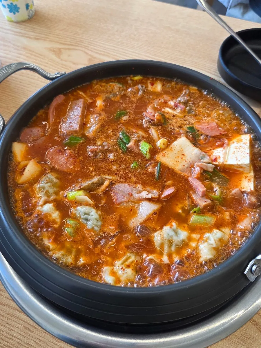끓기 시작한 부대찌개 재료