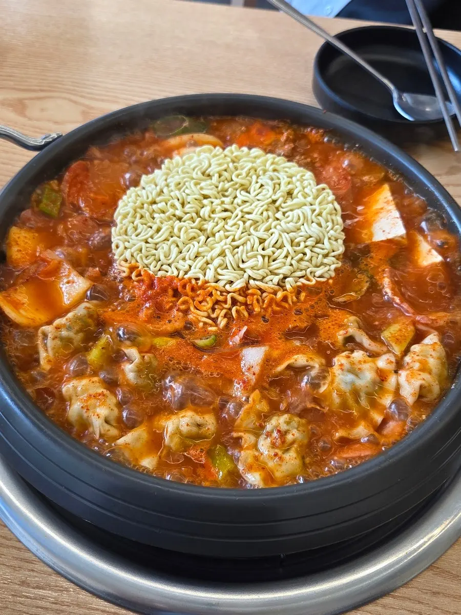 육수를 더 부어 끓인 부대찌개
