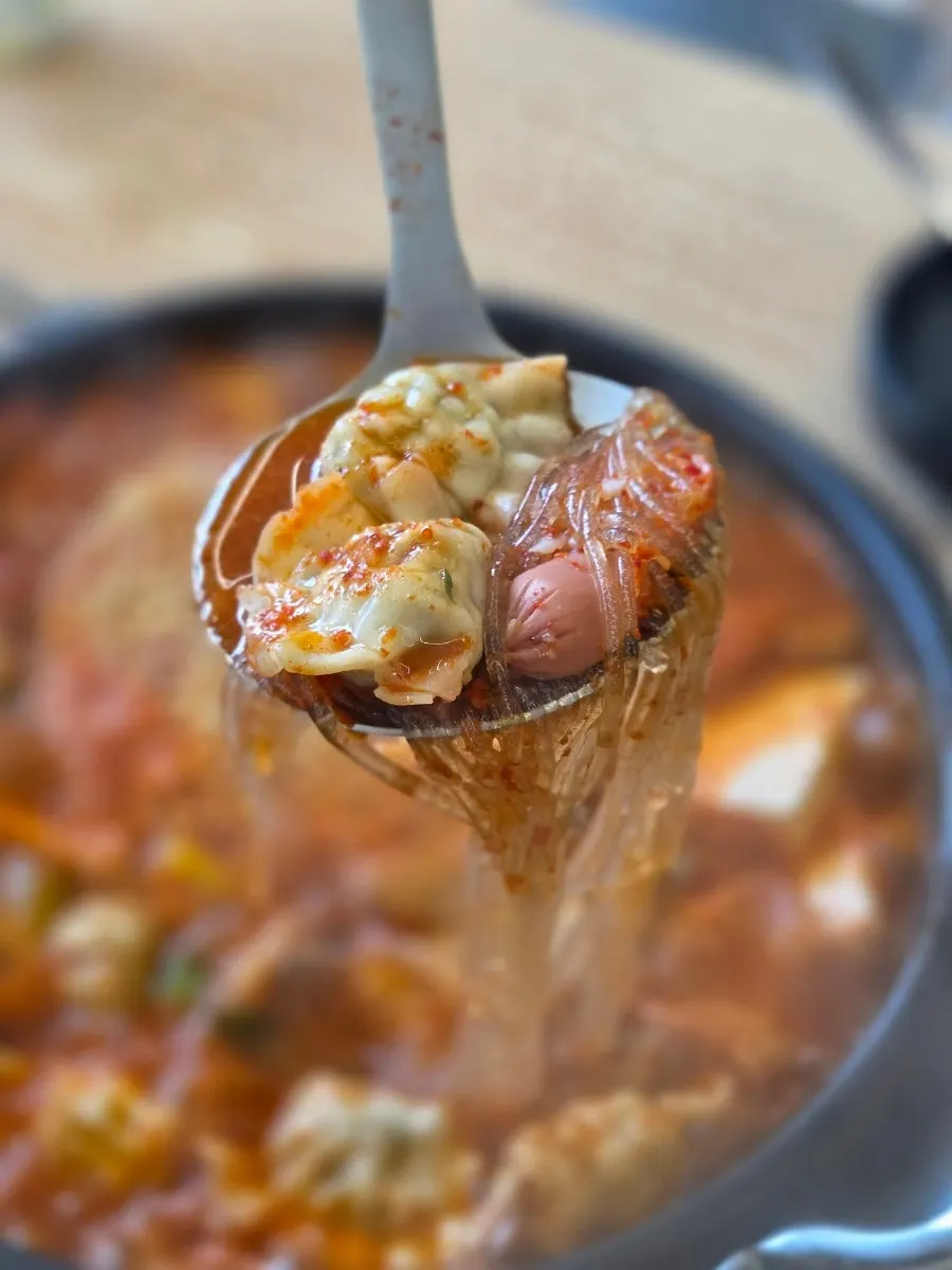 밥과 함께 먹는 부대찌개 햄