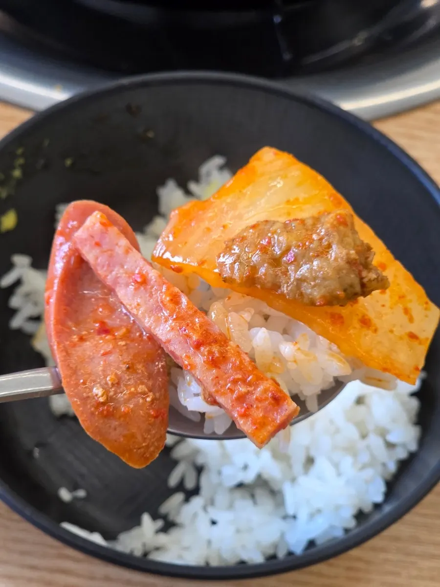 부대찌개에 넣은 물만두 사리