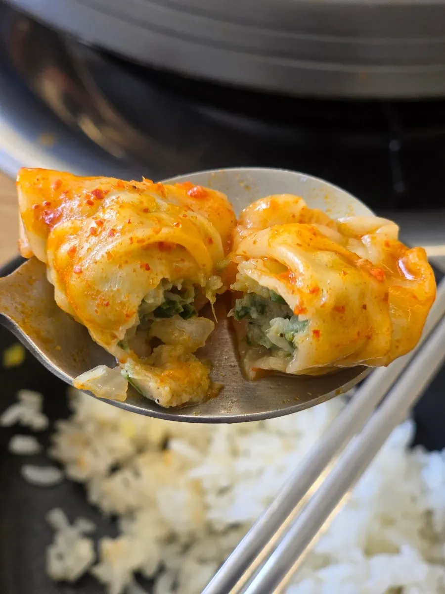 김치와 햄을 올린 밥 한 숟갈