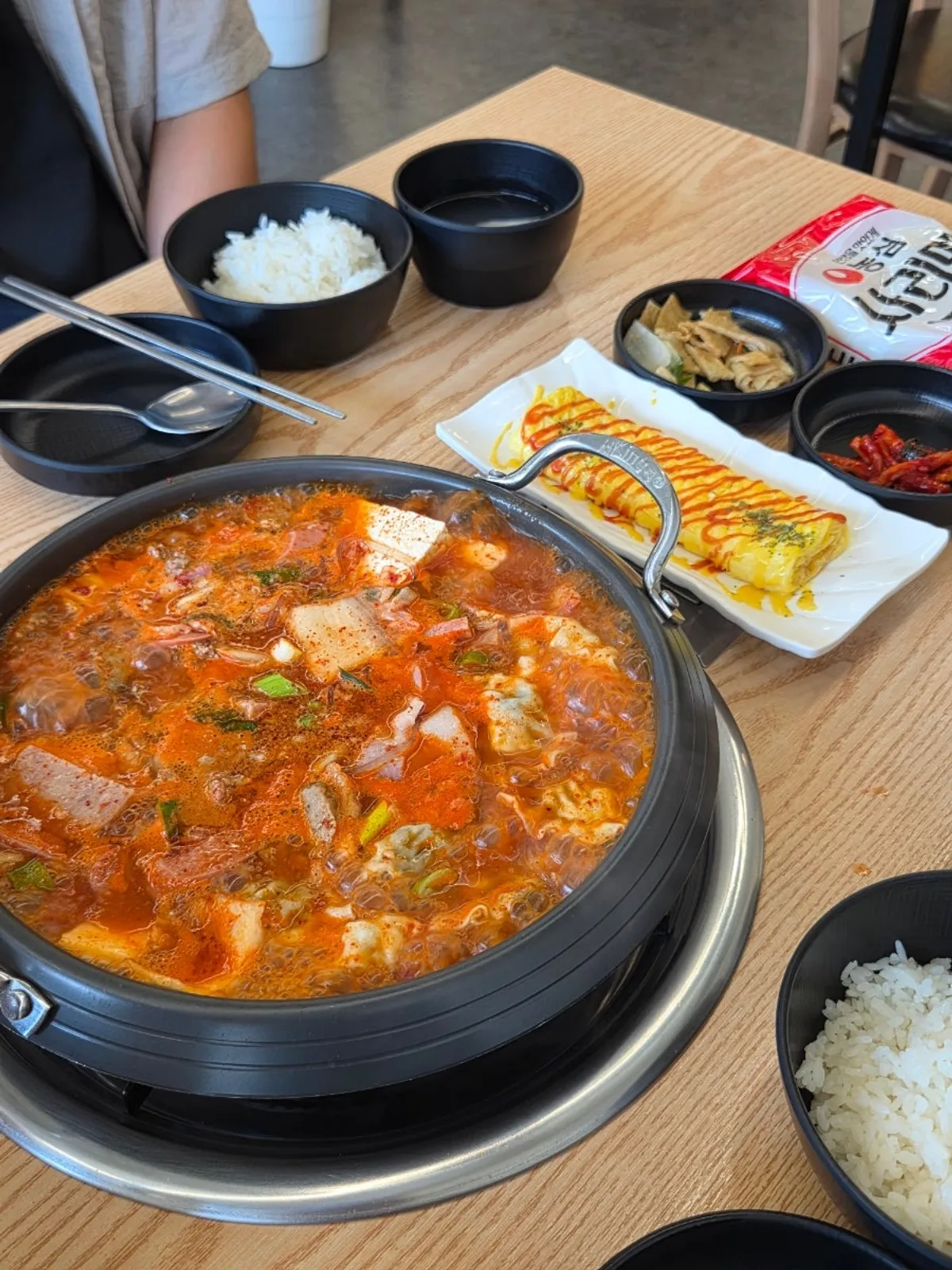 부대찌개와 계란말이 세트 한 상
