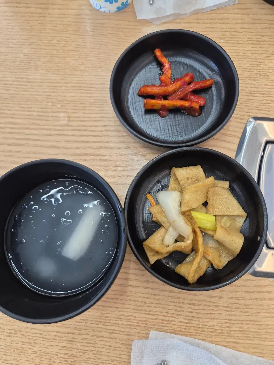 Basic side dishes at the self-serve station