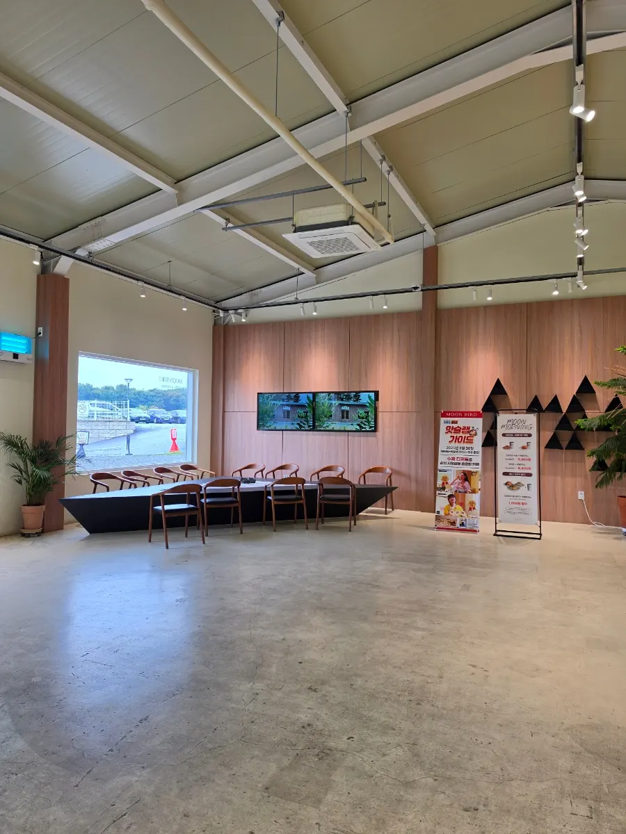 Interior of Hall A with high ceilings and white tones