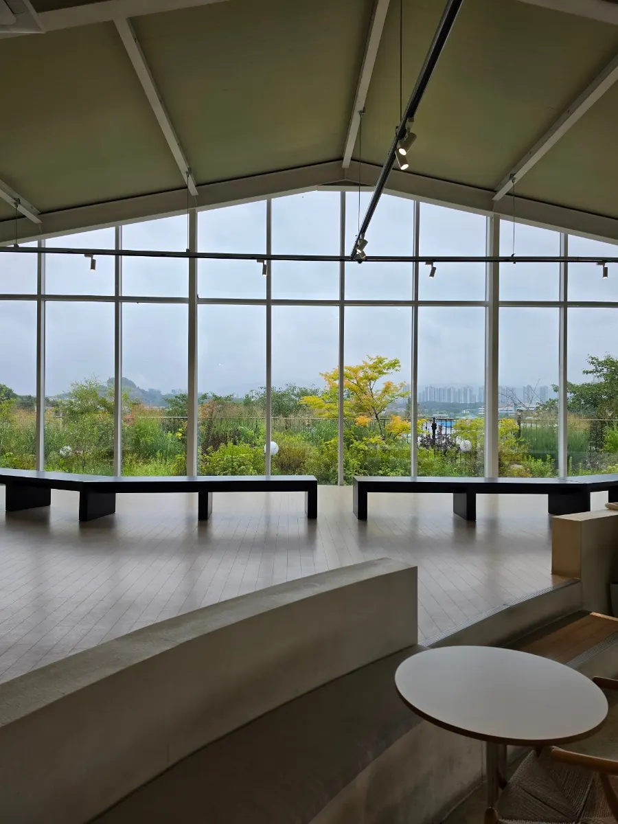 Hall B seating with floor-to-ceiling windows up to the roofline