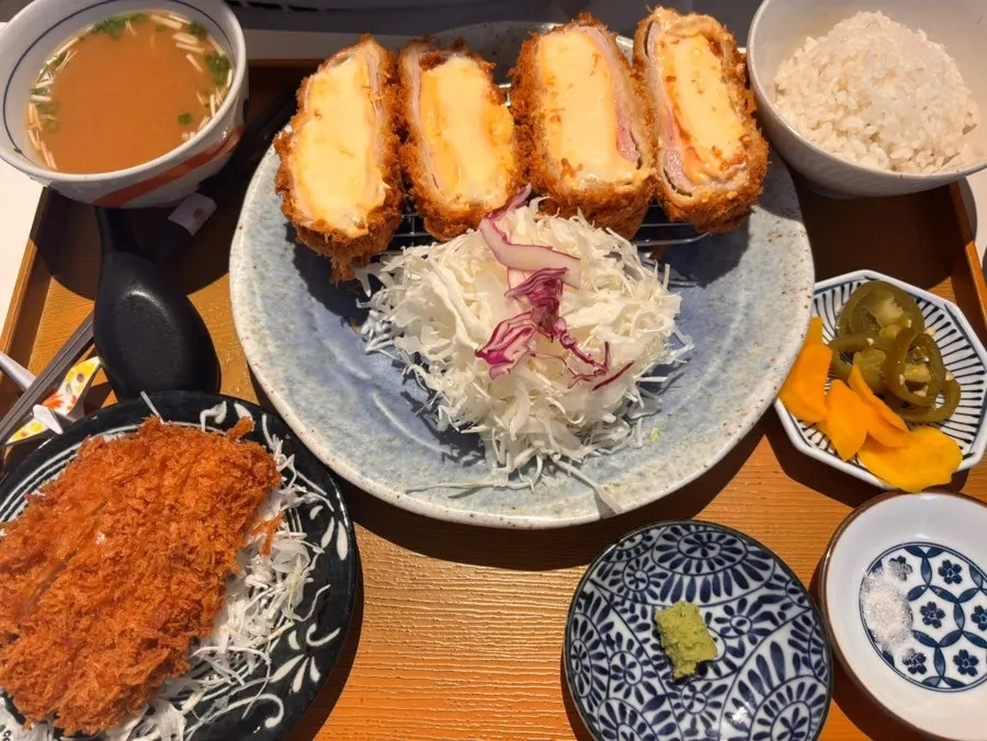 Preparing sesame seeds and tonkatsu sauce