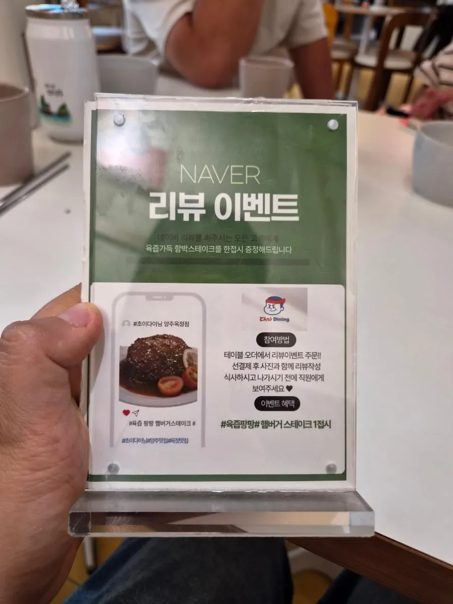 넓은 테이블 동선의 내부