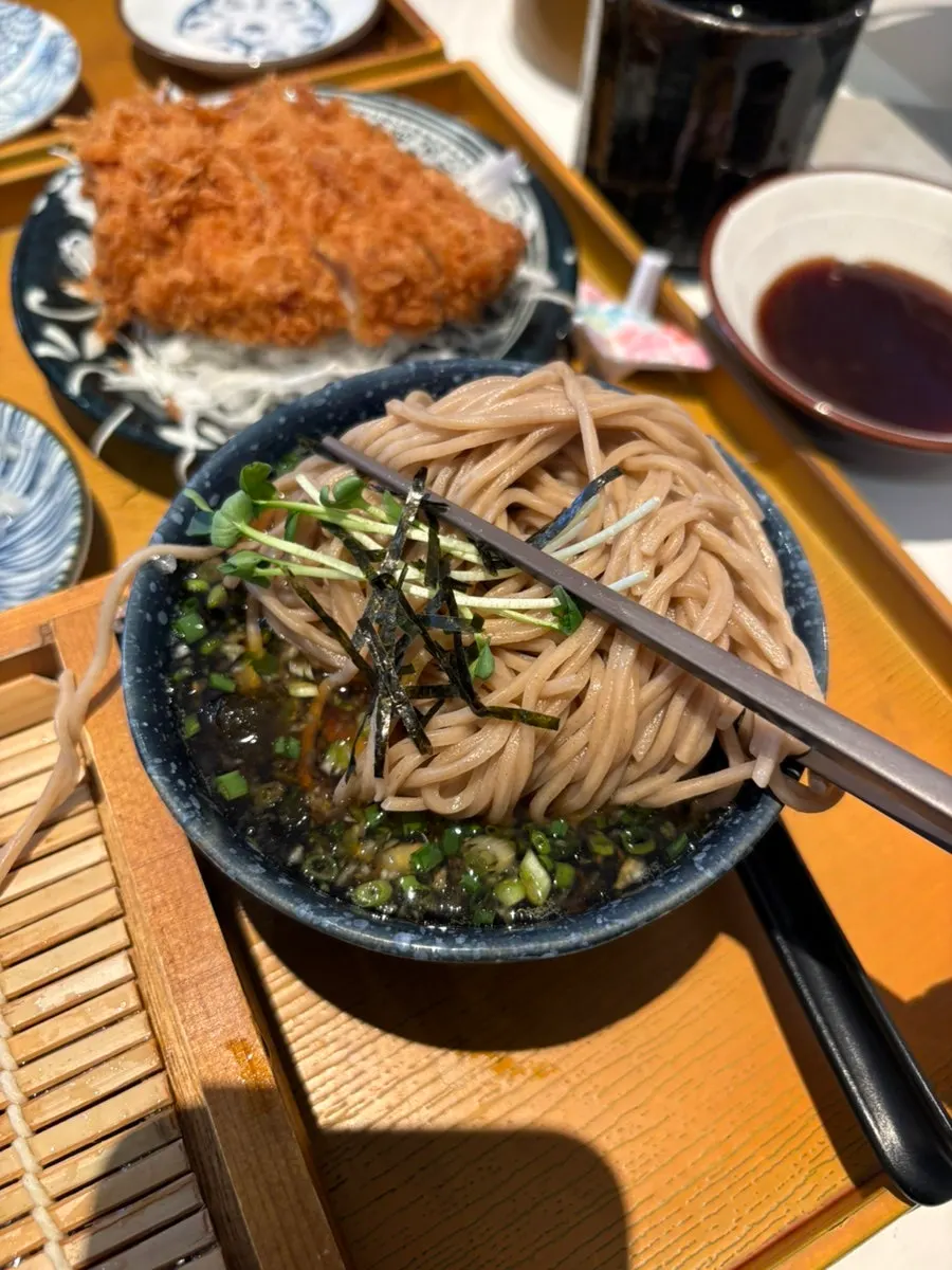 Picking up a piece of tonkatsu