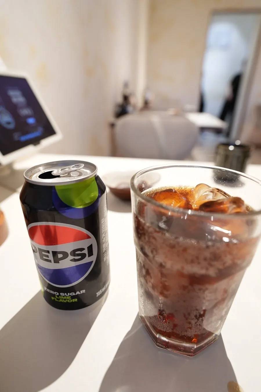 테이블 위 돈까스 소스와 양념류