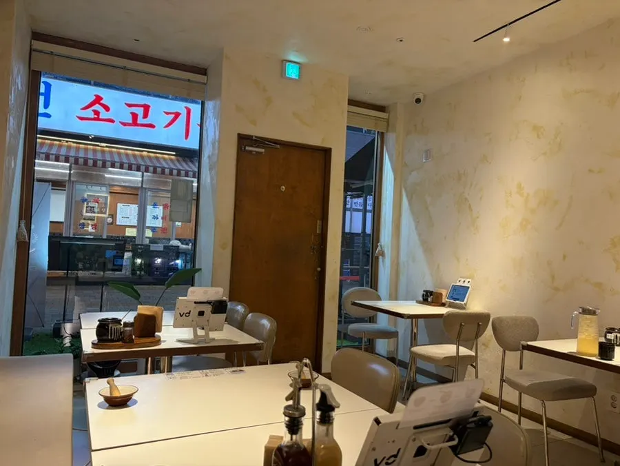테이블이 놓인 히마와리 홀 좌석