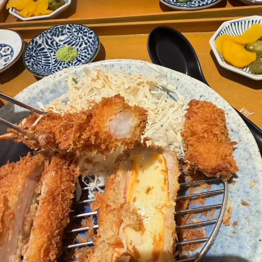 치즈가 들어간 치즈카츠 한 조각