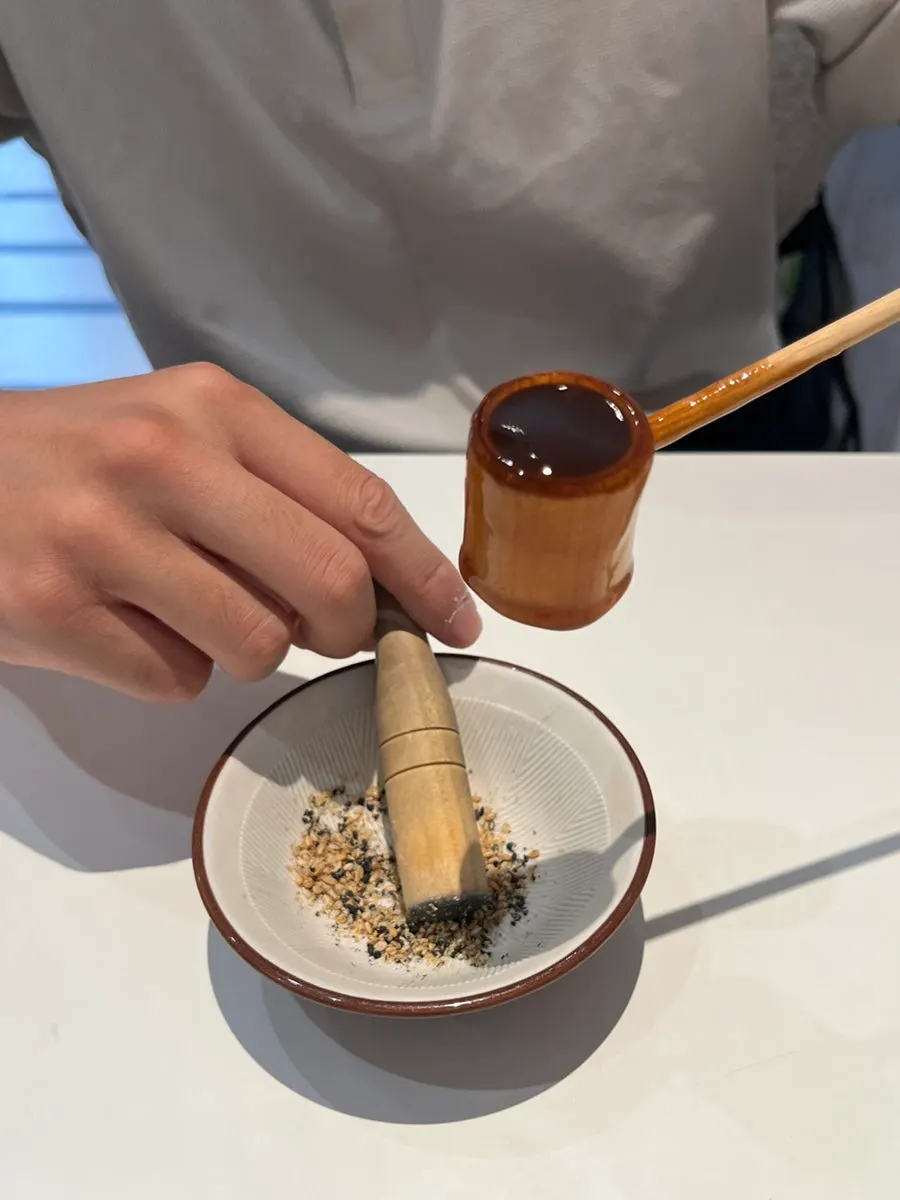 Grinding sesame seeds in a mortar to make tonkatsu sauce