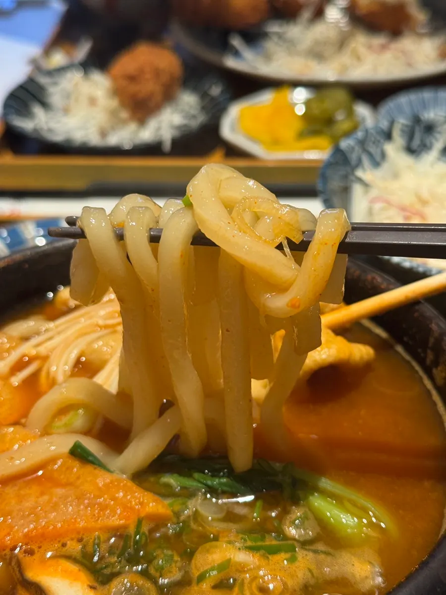 카츠와 우동 국물을 번갈아 먹는 상차림