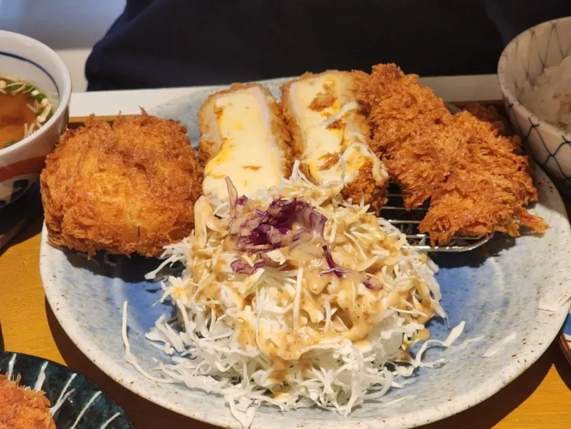 히마와리 생선카츠와 치즈카츠 접시