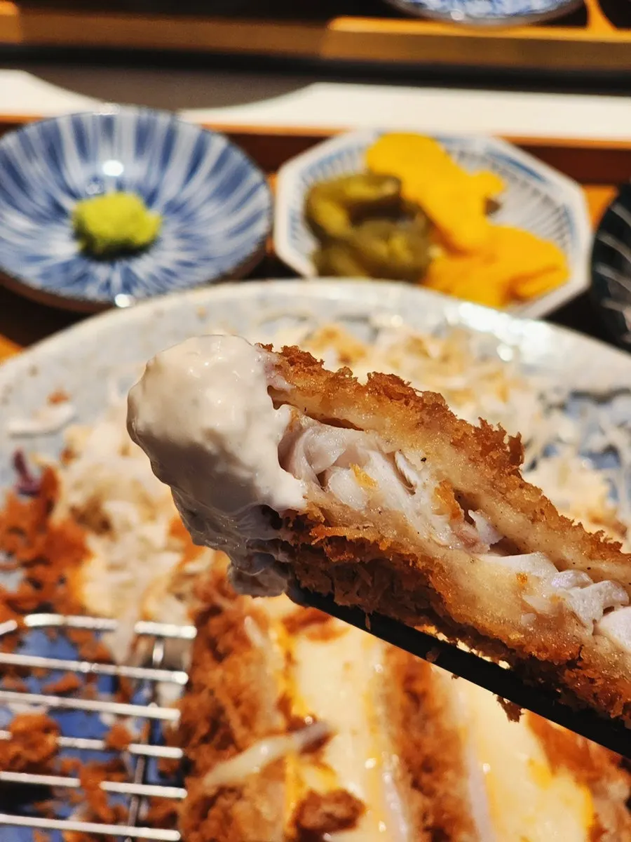 도톰한 생선살이 보이는 생선카츠 단면