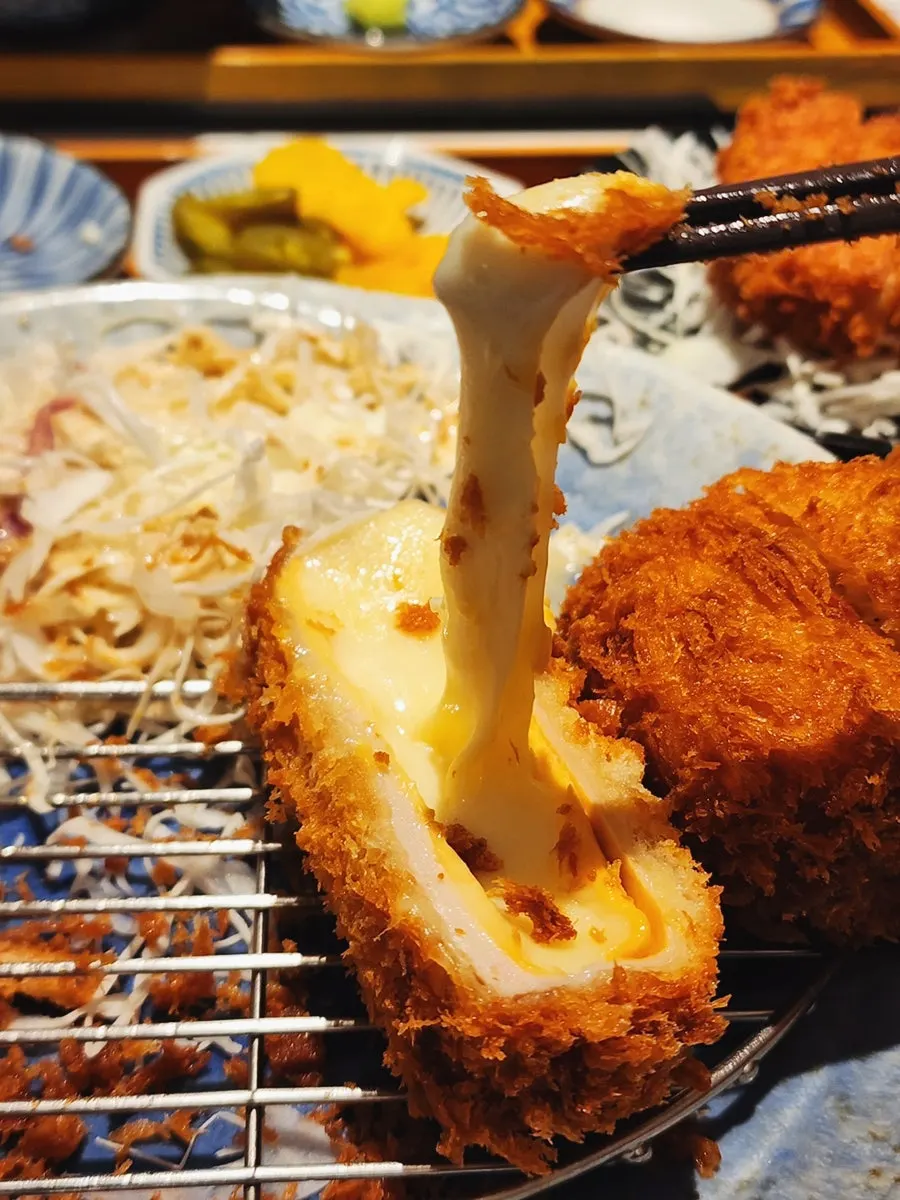 카츠 여러 종류를 담은 모듬 접시