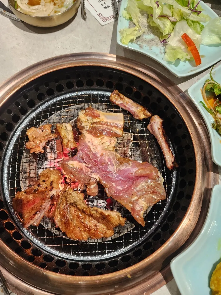Lettuce wrap with galbi and garlic