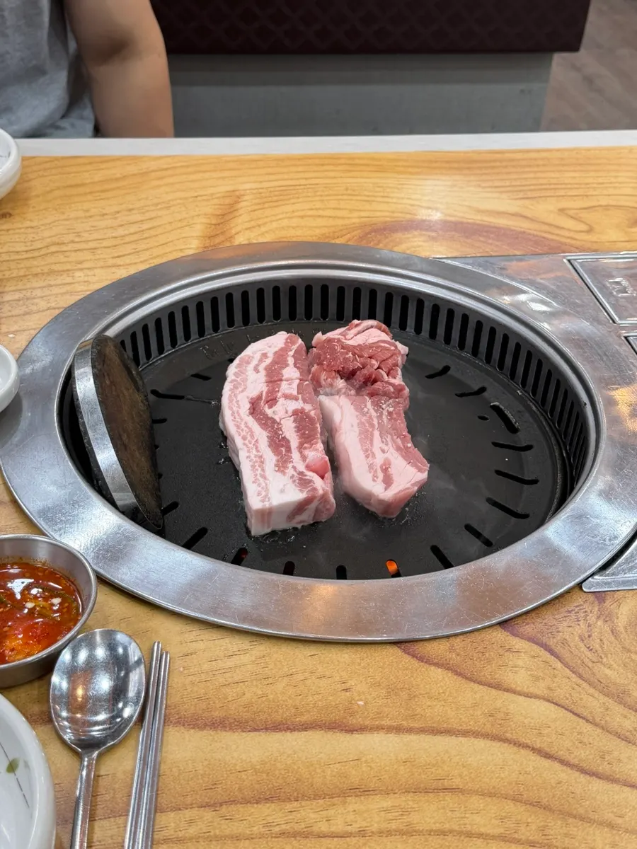 부드러운 숙성 생목살과 생삼겹살