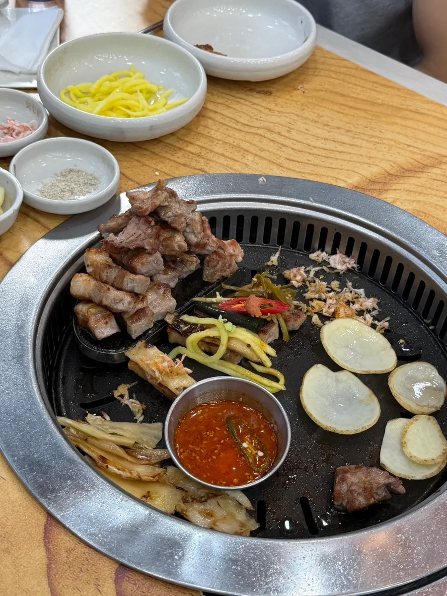 묵은지와 새우젓을 곁들인 고기