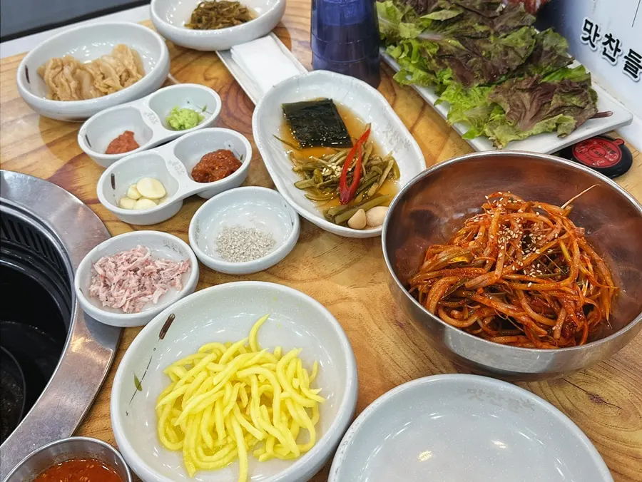 삼겹살과 함께 차려진 곁들임 반찬